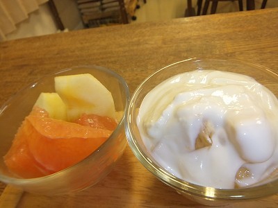 フルーツ。ヨーグルト。