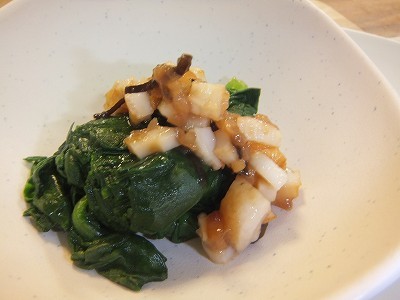 ほうれん草のおひたし。　ちくわ梅昆布のせ。