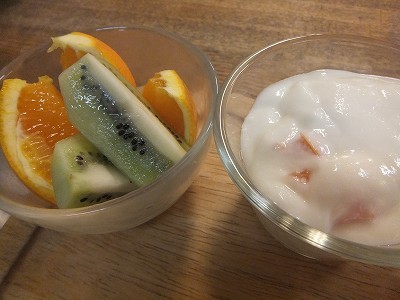 フルーツ。ヨーグルト。