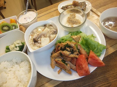 しまふく寮。ある日の夜ご飯。