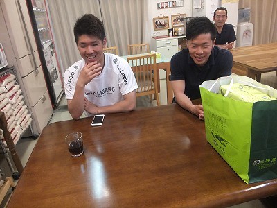 見つめる二人。
