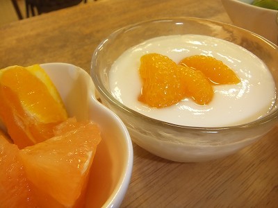 フルーツ。ヨーグルト。