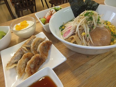 手作り餃子。　塩ラーメン。