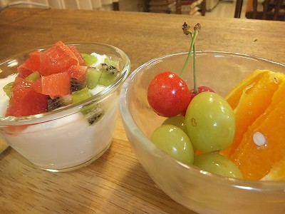 フルーツ。ヨーグルト。