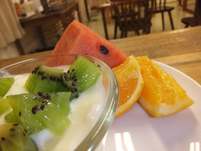 フルーツ。ヨーグルト。