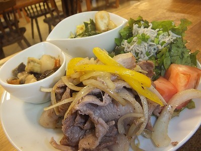 豚ロースと玉ねぎのブラックペッパーソテ。