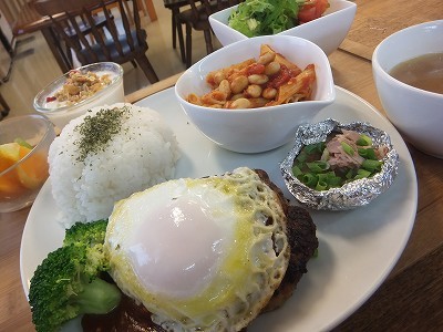 ハンバーグ定食。