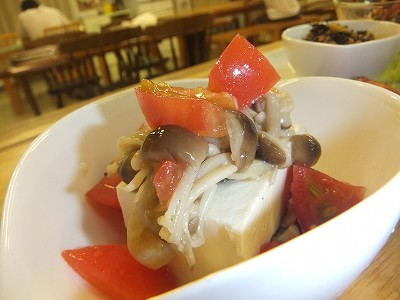 きのこのマリネとトマトの冷奴。