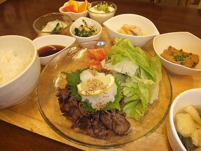 しまふく寮。ある日のよるごはん。
