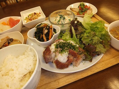 しまふく寮。ある日のよるごはん。