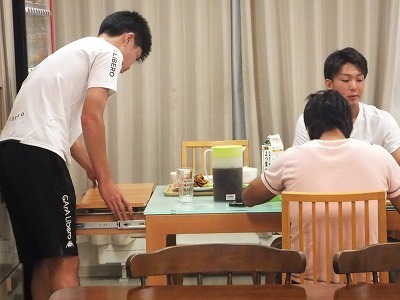 ご飯を食べる。