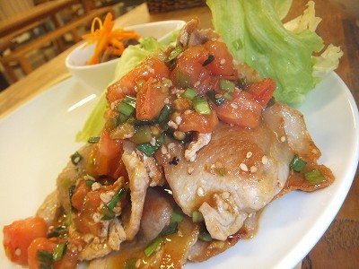 豚肉にニラ胡麻トマト醤油。