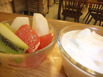フルーツ。ヨーグルト。