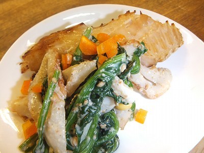 ほうれん草とちくわの胡麻和え。
