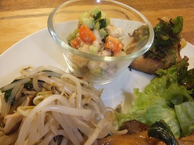もやしとキノコの野菜炒め。