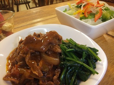 牛肉のデミソース煮込み。