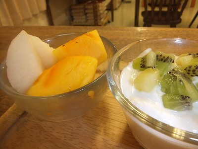 フルーツ。ヨーグルト。