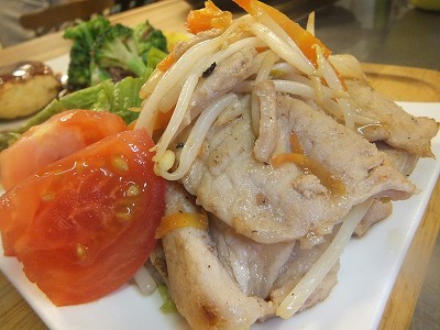 豚肉ともやしとにんにくの塩ダレソテー。