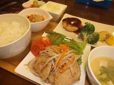 しまふく寮。ある日のよるごはん。