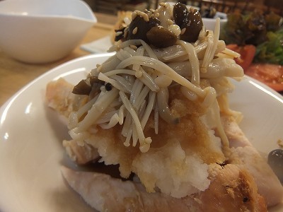 とりむねにくとキノコのわさびポン酢。