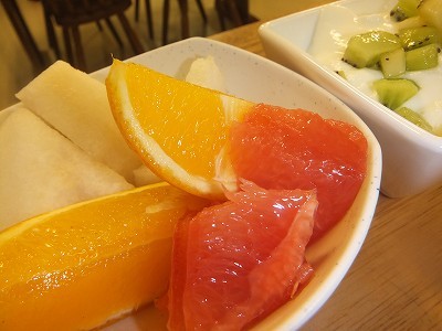 フルーツ。ヨーグルト。