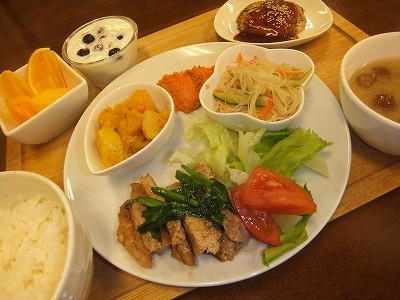 しまふく寮。ある日のよるごはん。