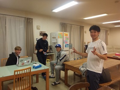 四人で…。