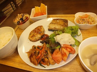 しまふく寮。ある日のよるごはん。