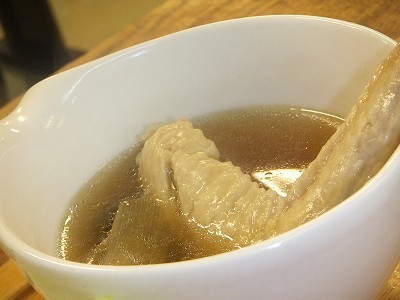 グツグツ煮込んだ手羽先生姜スープ。