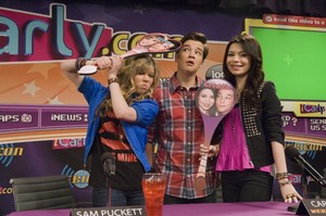 1373157468-icarly_istart_13hr-785x522.jpg