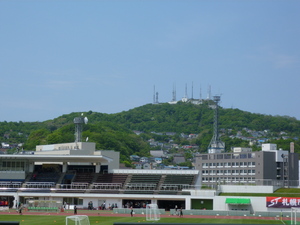 入江から測量山を望む