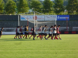 ゴール運びも楽しそうｗ　サッカーができる幸せかな～。仲間と一緒だからかな～