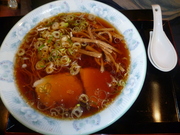 かつおだしであっさりスープ。麺は細いちぢれ麺