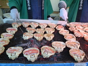 この蟹甲羅を焼いている彼は…ヒロくんのお知り合いだそうです！