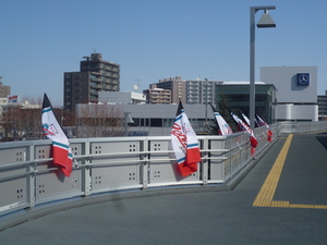 歩道橋からたなびくコンサフラッグ