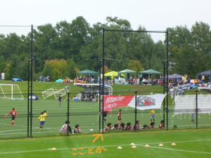 隣接会場の金網越しからコンサの練習を見学するサッカー少年に萌え①