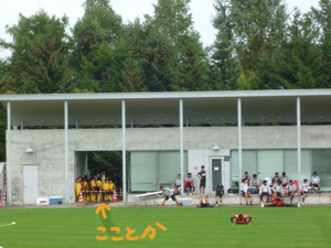 クラブハウス横で練習中の選手を見学する揃いのユニを着たサッカー少年に萌え②