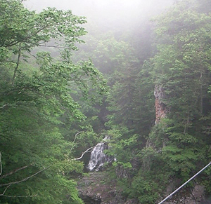 滝に吸い込まれる
