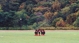 紅葉を背景に円陣