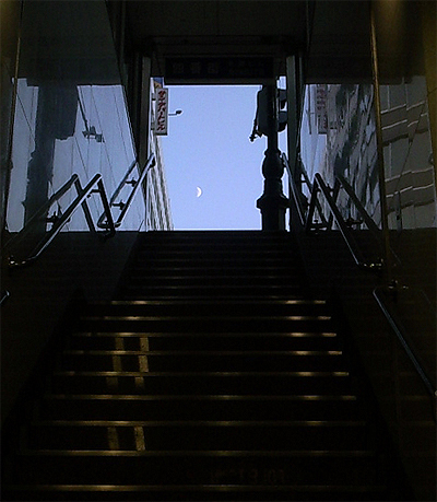 見上げてごらん、夜の月を