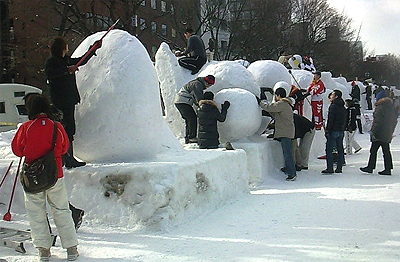雪像作りに励む市民