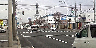 手を上げて横断歩道を渡っても、轢かれることがあります