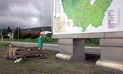 看板も歩くのか