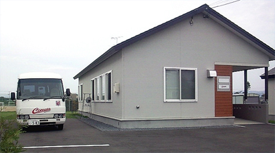 練習場の横