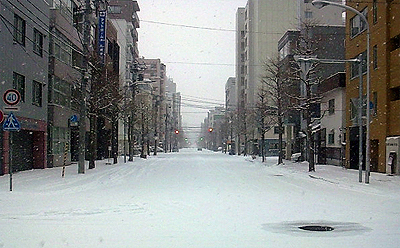 雪の降る街を