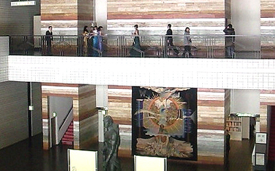 階下の会場に向かう
