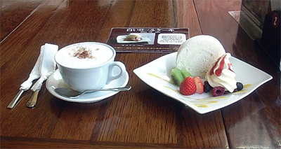 白いロールケーキ と カフェ・モカ ヘーゼルナッツ