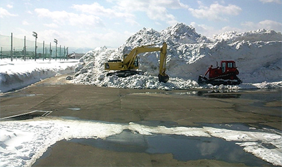 貯めた雪を取り崩す