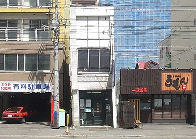 傾いた店・・いずれ倒れる？
