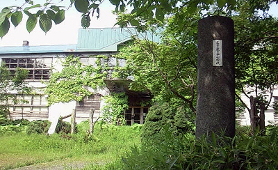忽然と現れる校舎